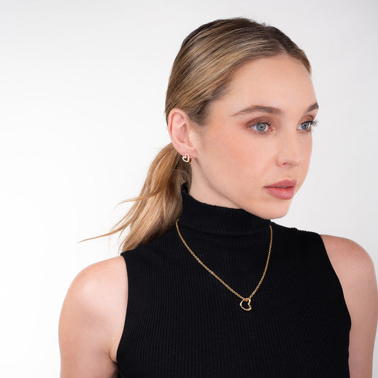 Aretes Huggie de corazón con Diamonice