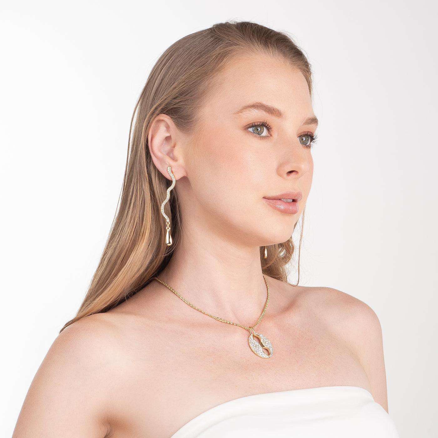 Aretes largos tipo poste bañados en oro con cristales