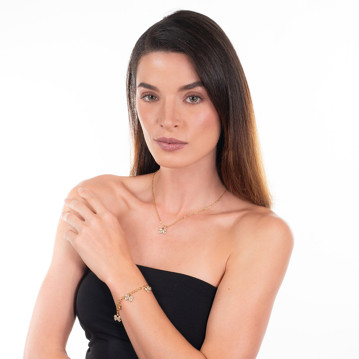 Collar con dije de moño y cristales