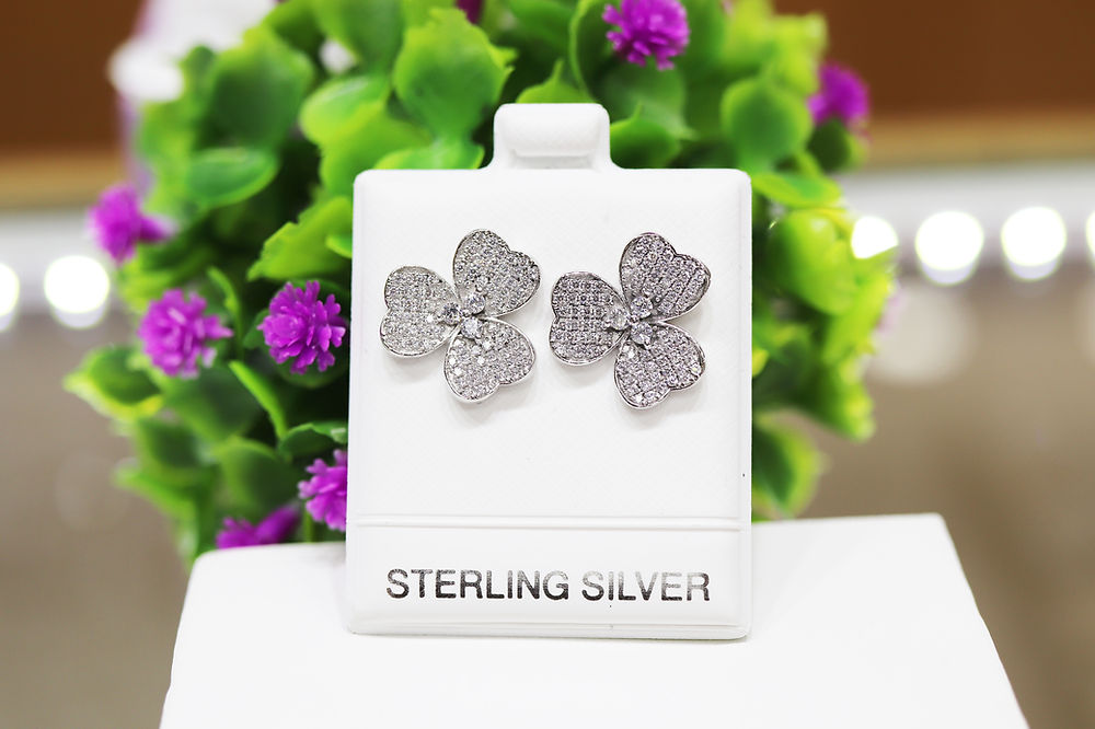 Aretes de Flor - Plata .925 con Baño de Rodio y Zirconias