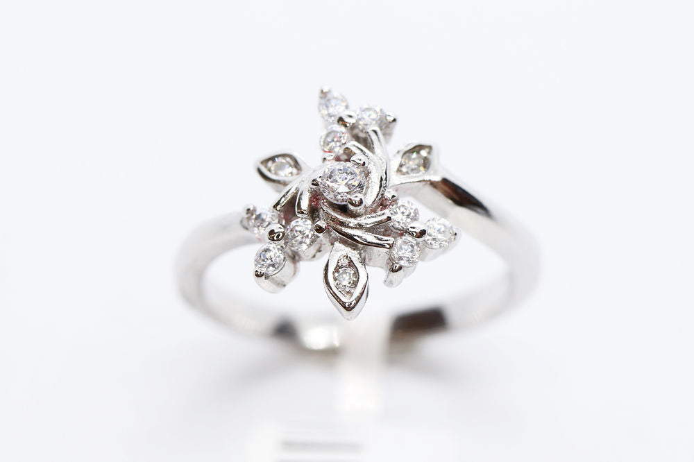 Anillo Flor Plata .925 con Baño de Rodio y Zirconias