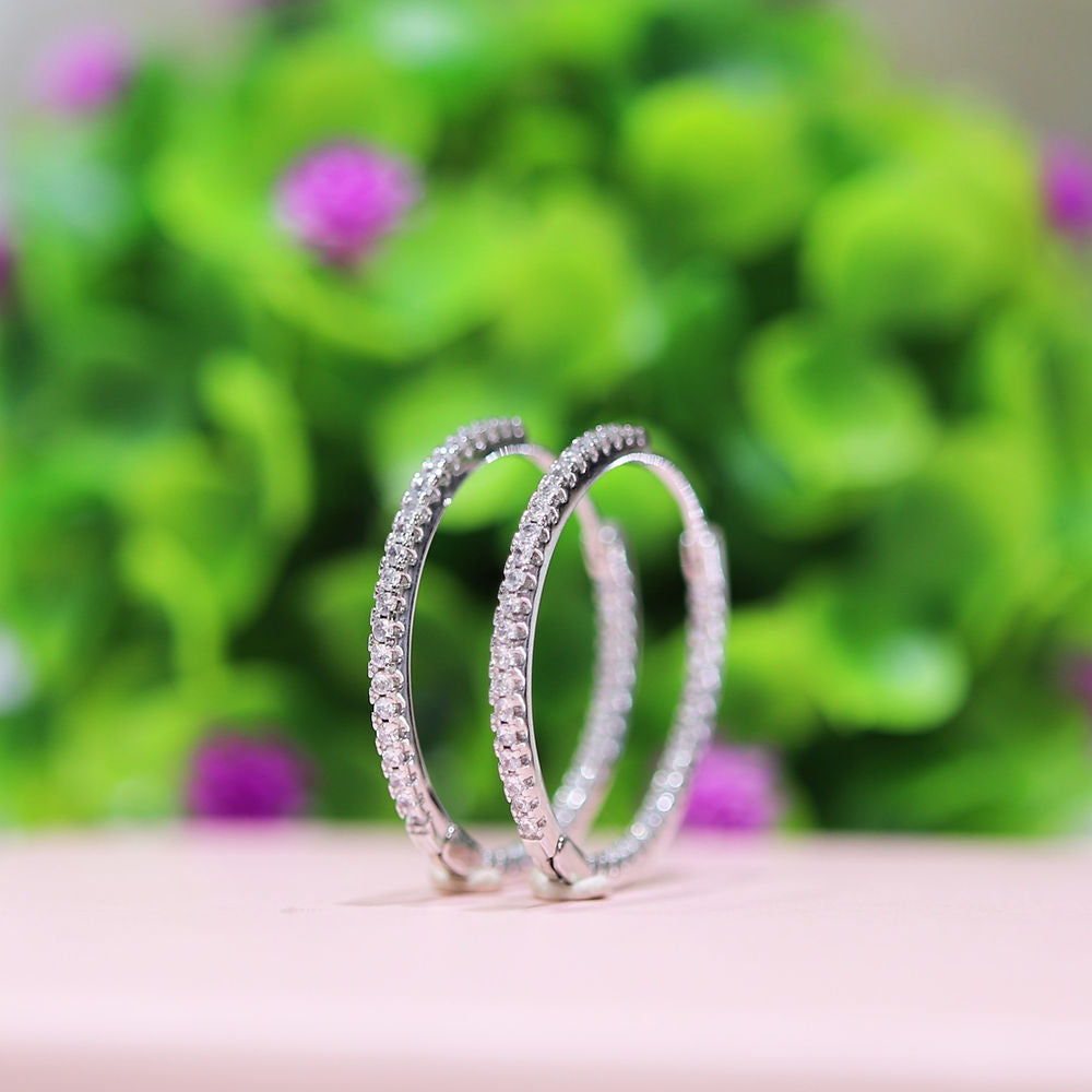 Arracada 2.4cms delgada con zirconias Plata 925 baño Rodio