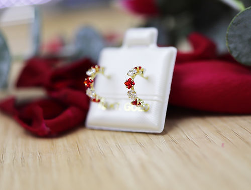 Broquel Oro 10k Media Coqueta zirc Rojas y Blancas