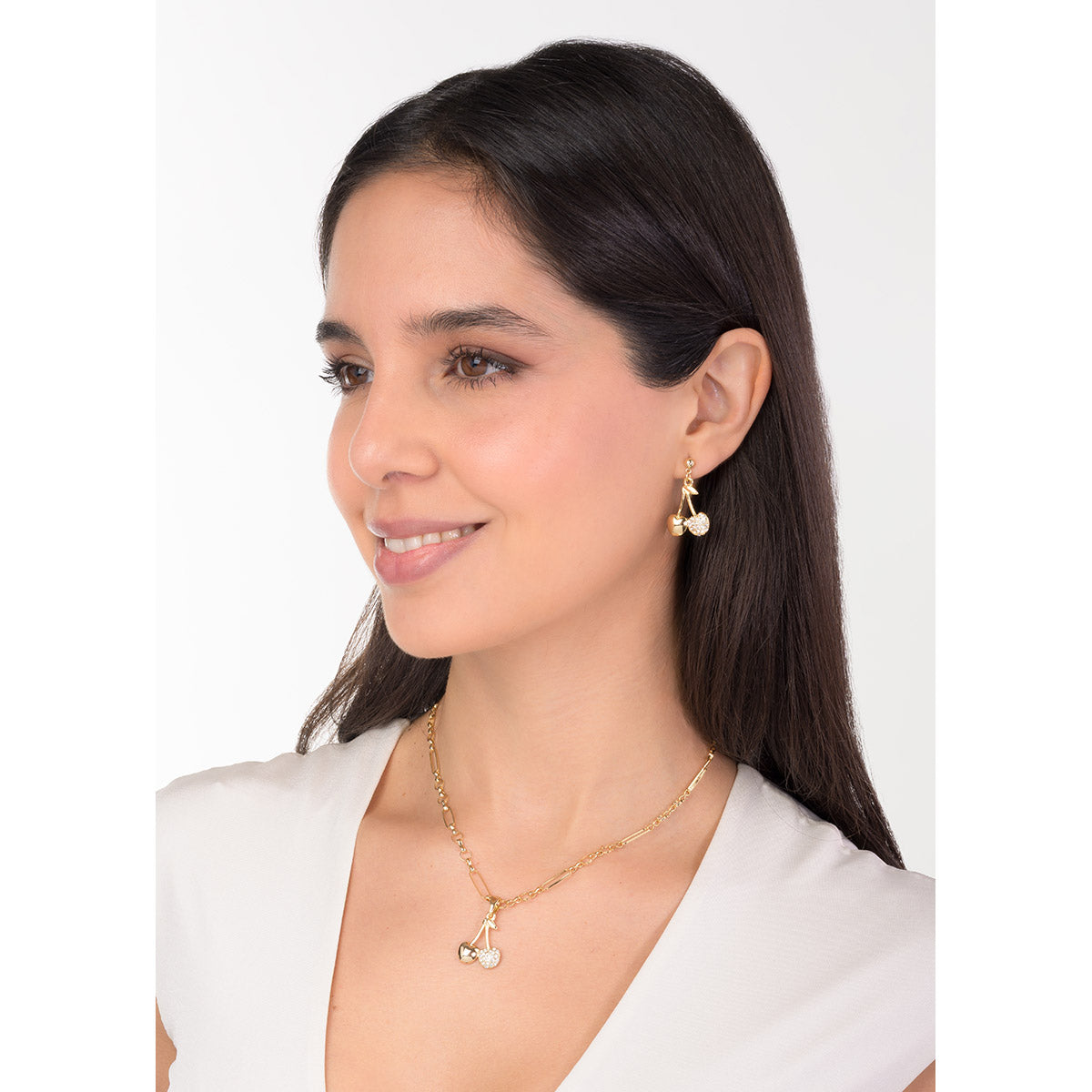 Collar en baño de oro con dije de cereza y toque brillante