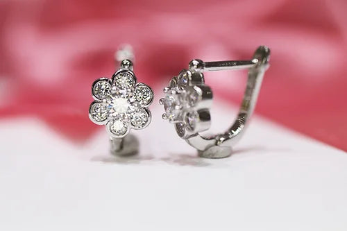 Huggies Flor L925 con Baño de Rodio y Zirconias