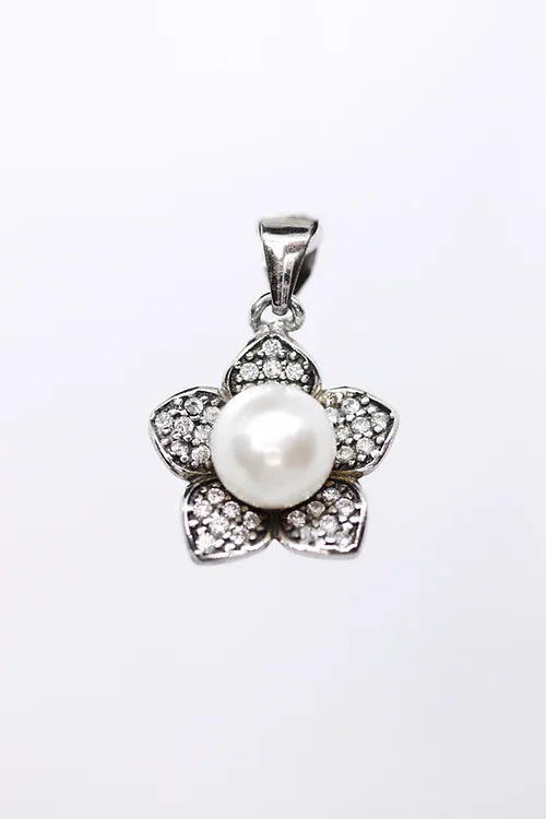 Dije Flor - Perla cultivada Plata .925 con Baño en Rodio y Zirconias