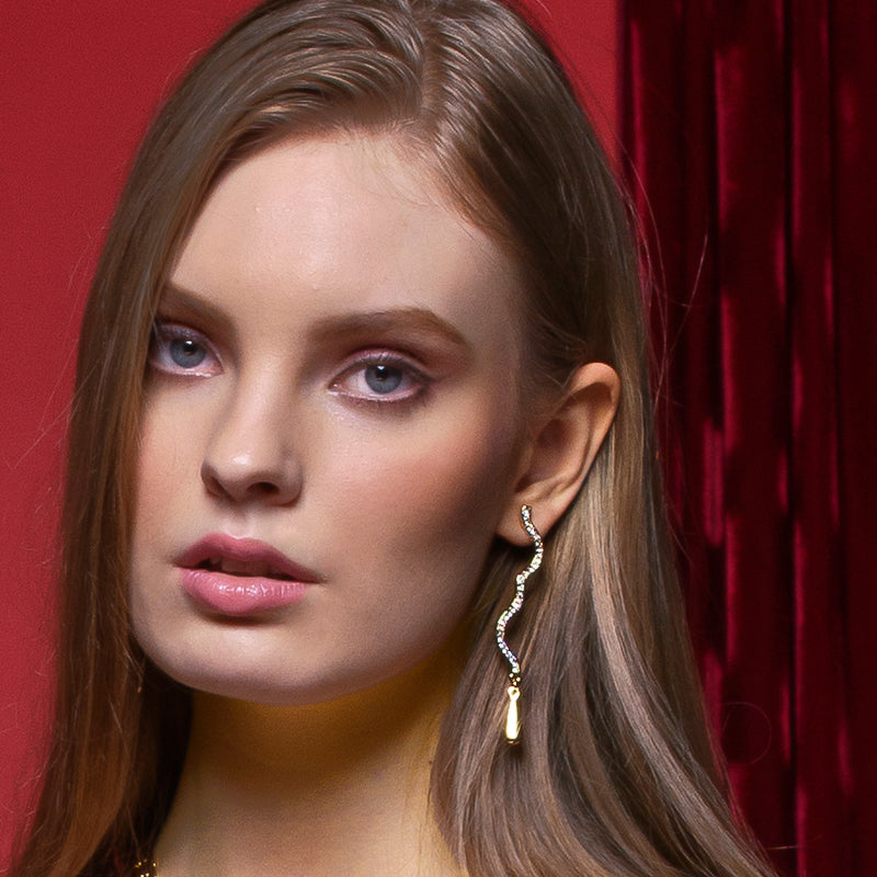 Aretes largos tipo poste bañados en oro con cristales