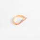 Anillo en baño de oro diseño ondulado con piedras rosa brillante