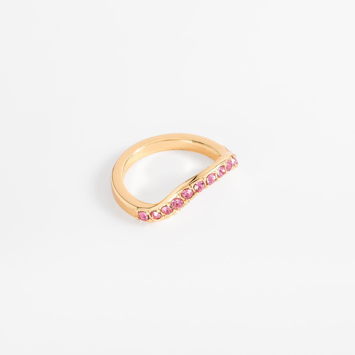 Anillo en baño de oro diseño ondulado con piedras rosa brillante