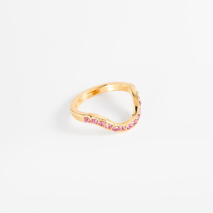 Anillo en baño de oro diseño ondulado con piedras rosa brillante