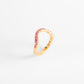 Anillo en baño de oro diseño ondulado con piedras rosa brillante