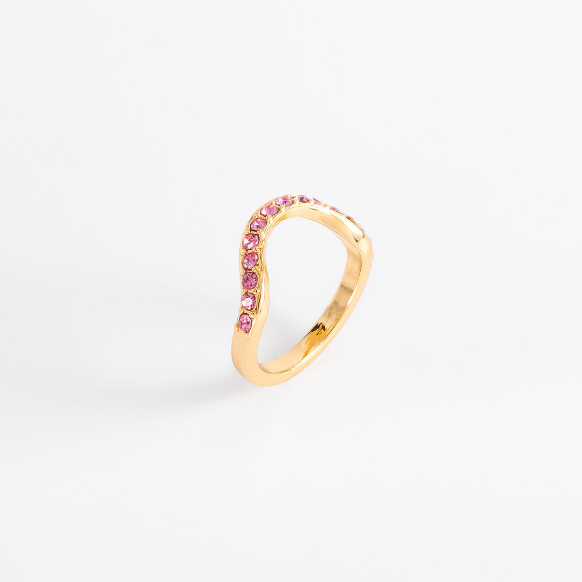 Anillo en baño de oro diseño ondulado con piedras rosa brillante