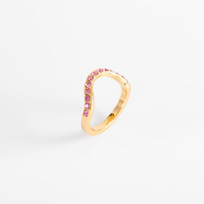 Anillo en baño de oro diseño ondulado con piedras rosa brillante