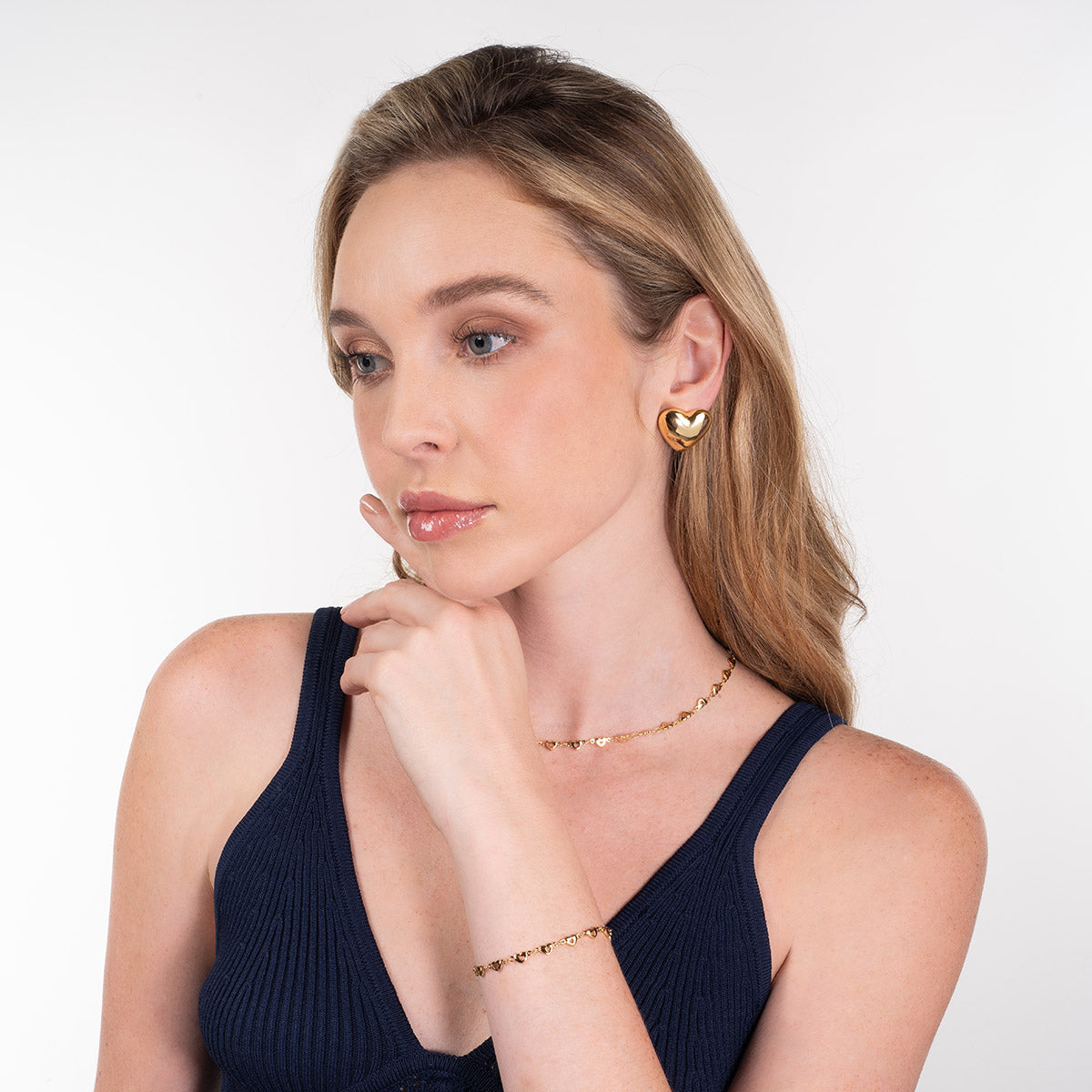 Aretes de poste con diseño de corazón