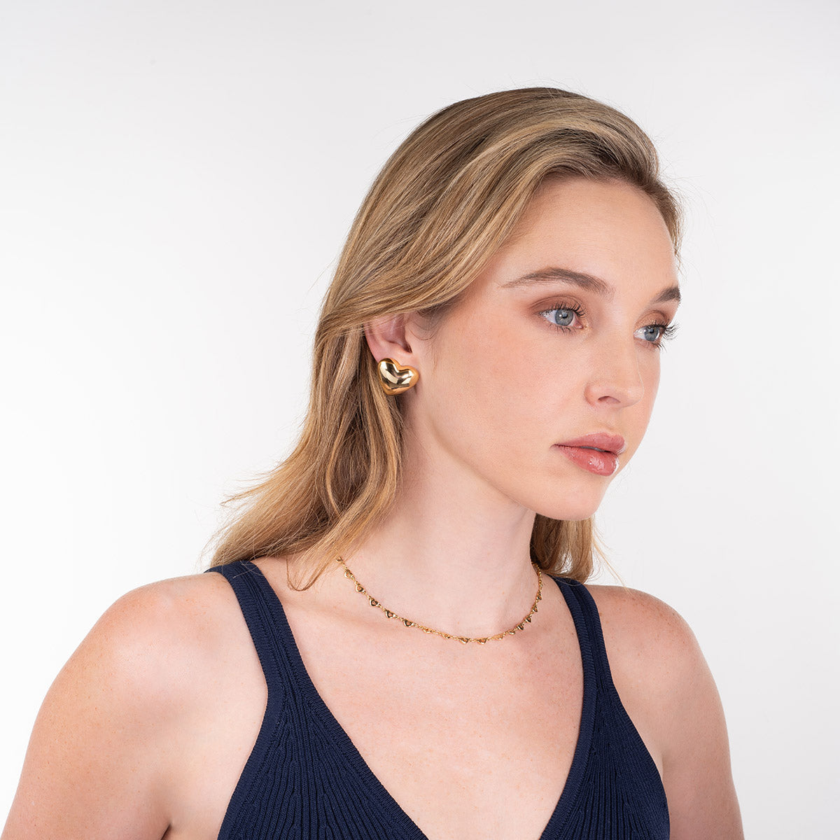 Aretes de poste con diseño de corazón