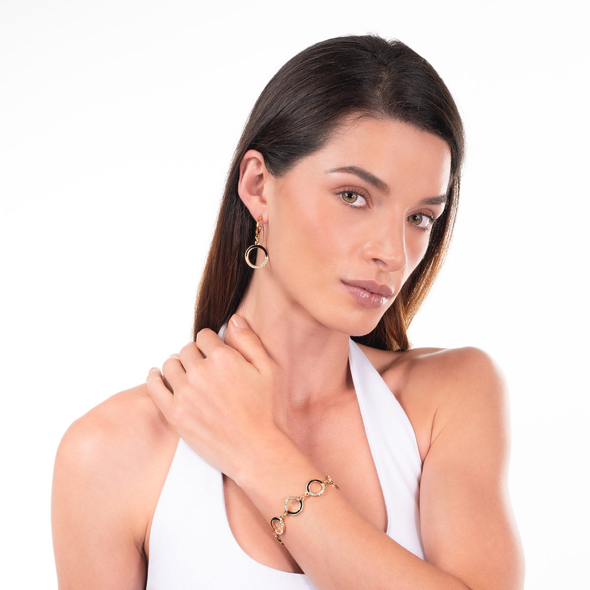 Aretes en baño de oro círculo negro y piedras tono brillante