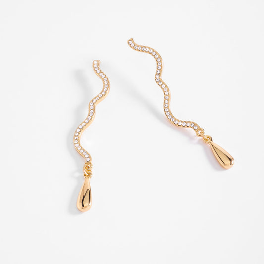 Aretes largos tipo poste bañados en oro con cristales