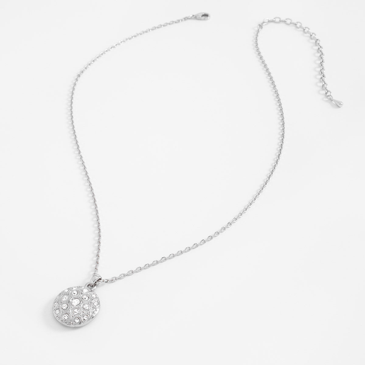 Collar en baño de rodio con medallón de toques brillantes