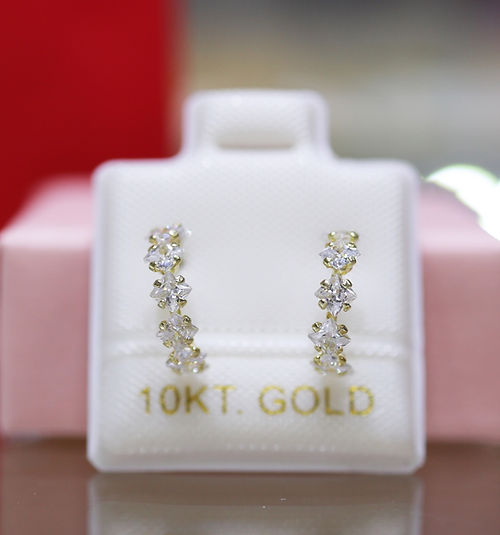 broquel Oro 10K Media Coqueta Zirconia Blanca