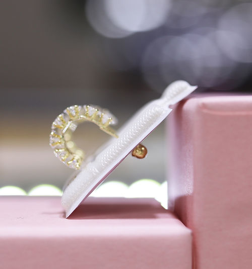 broquel Oro 10K Media Coqueta Zirconia Blanca