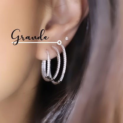 Arracada delgada 3cms con zirconias Plata 925 baño Rodio