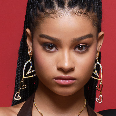 Aretes largos poste baño oro formas corazón y piedras color