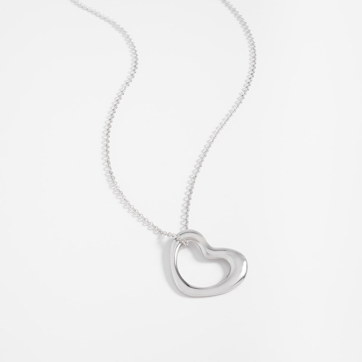 Collar en baño de rodio con dije de corazón pulido