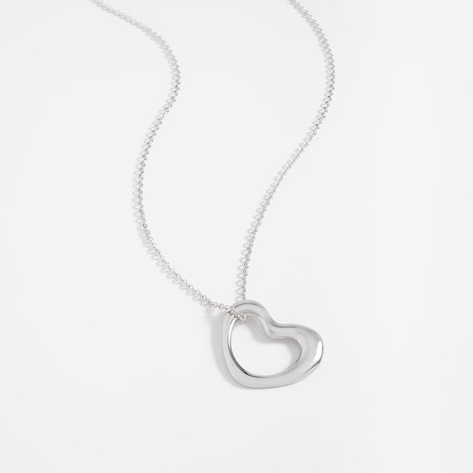 Collar en baño de rodio con dije de corazón pulido