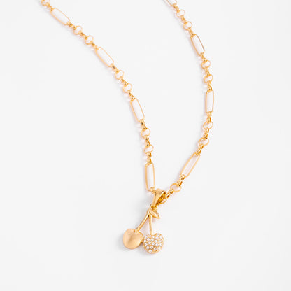 Collar en baño de oro con dije de cereza y toque brillante