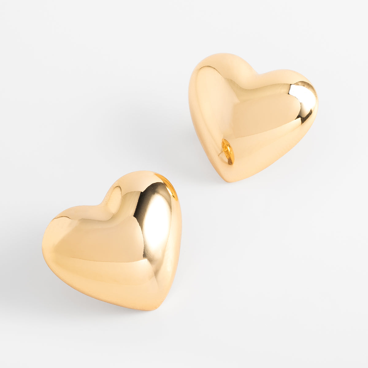 Aretes de poste con diseño de corazón